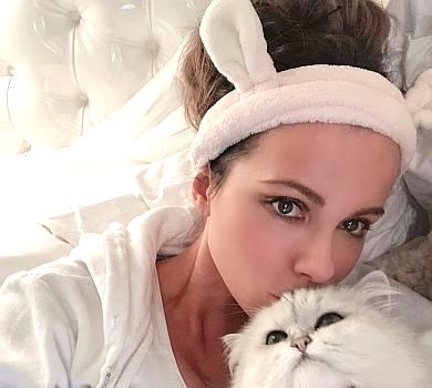 22-річний бойфренд і кролик, який среться: з ким проводить карантин Кейт Бекінсейл