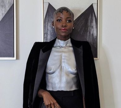 Лупіта Ніонго епатувала Tony Awards срібною копією власних грудей і розмальованою головою 