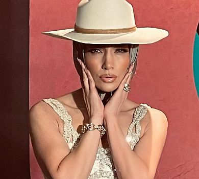 Лопес у капелюсі на хустинку засвітила сталевий прес у гламурній зйомці 