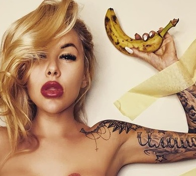 Гола Морозюк у скотчі перетворила себе на арт-об’єкт