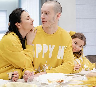 Гвоздьова з чоловіком і донькою наробили ФОТО під час чистого сніданку на новій кухні