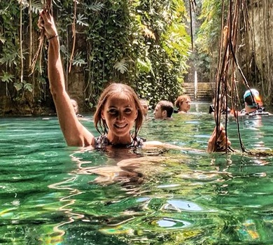 Різатдінова в купальнику виставила стегно на тлі мексиканської печери