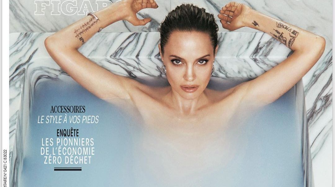 Оголена Джолі залягла у ванну для фанцузького глянцю