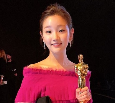 Зірка Паразитів Пак Со-Дам прикрасила обкладинку модного глянцю 