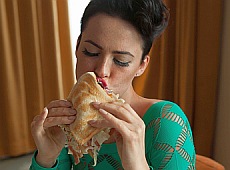 Астаф'єва з колегами порівняли поїдання фастфуду з сексом. ФОТО