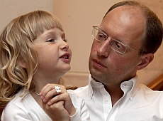 Яценюк особисто готував дочку до школи