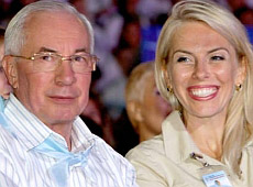 Як шатенка Азарову на шиї вузли в'язала