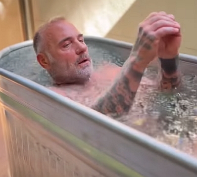 54-річний Джанлука Ваккі у плавках показав, як зміцнює імунітет у крижаній ванні