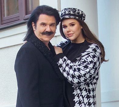 Зібров із дочкою та охоронницею попозував для зоологічного глянцю