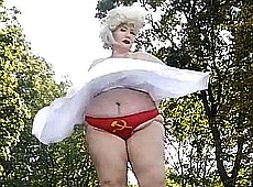 Пишнотіла Femen в образі Монро привітала Путіна з днем народження. ВІДЕО