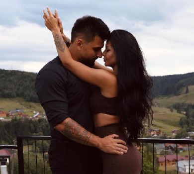 Пустовіт показався у пристрасних обіймах нової дівчини. ФОТО