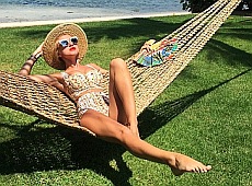 Розкішне життя дочок очільника ДАІ: дорогі тачки, суцільні мандри та вечірки з зірками 