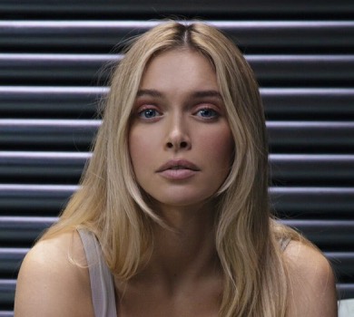 Брежнєва в обтислому космічному луці та спідньому засумувала на чужій планеті у новому кліпі. ВІДЕО