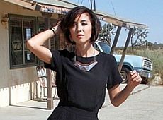 Завальська попеклася під сонцем Каліфорнії заради нового кліпу 