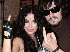 Жінка Пономарьова випала, а Міка Ньютон змінила колір