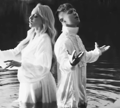 Полякова і Пивоваров у воді закликали тішити внутрішню дитину. ВІДЕО