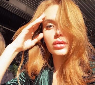 НеАнгел Слава зі своїми курчатами показала жовтий фемілі-лук в Абу-Дабі 