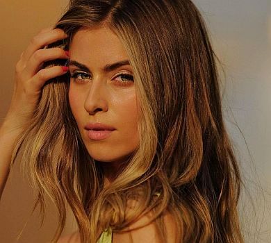 Онука Ротару підкреслила свою тендітність ніжною сукнею з відвертим декольте 