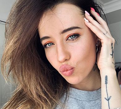 Дорофєєва показала, як качає прес і попу вдома на килимку. ВІДЕО