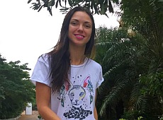 НеАнгел Віка посвітила попою перед коровами та скупалася під слонячим душем