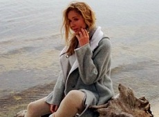 Осадча позувала на пляжі в гумових чоботах та ушанці. ФОТО 