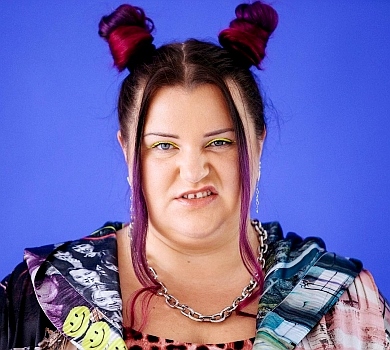 Сильно кохаю: alyona alyona у спідньому та леопарді осідлала свого бойфренда