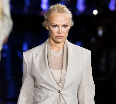 Пастельний лук і недбала зачіска: Памела Андерсон вийшла на подіум у Маямі