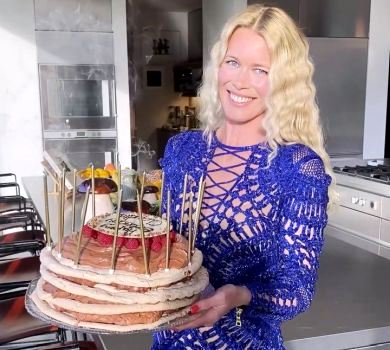 Клавдії Шиффер 50: іменинниця показала улюблені звабливі луки, подарунки й торт. ВІДЕО