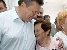 Янукович-піонер співав у хорі та малював стінгазети