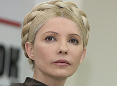 Голову Тимошенко посадили на горілку і на голу статуетку
