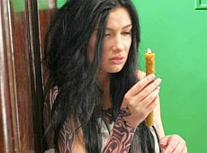 Суперниця Лободи Приходько видерлася на дерево у весільній сукні