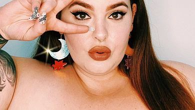 Жити, не виправдовуючись: краля плюссайз Холлідей знялася в купальнику. ВІДЕО