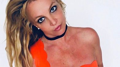 Рятувальниця Малібу: Спірз показала енергійну йогу на пляжі