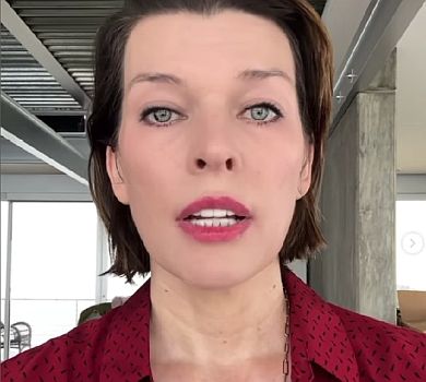 Моя Батьківщина плаче сльозами: Йовович присвятила Україні вірш, що стане принтом на кутюрній сукні. ВІДЕО