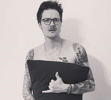 Горова та Галич посвітили ногами з-під суконь-подушок, а Нікітюк вбралася у ковдру