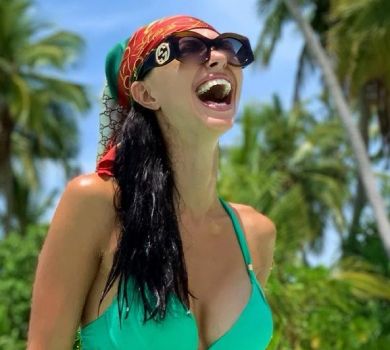 Екс-неангел Віка в купальнику попозувала коло дерева на Мальдівах