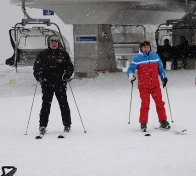 Як Лукашенко Путіну ледь лижними палками в пах не поцілив. ВІДЕО  