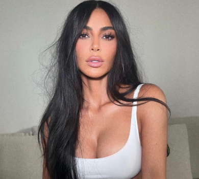 Кардашян у тісному леопарді та спідньому полежала в ліжку з котом і чолов'ягою в трусах. ВІДЕО