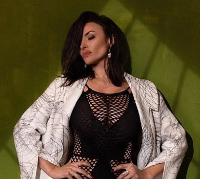 Мейхер показала соковиті форми у сексі-боді з дірочками