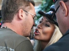 Арбеніна випила за Пономарьова в стилі мілітарі