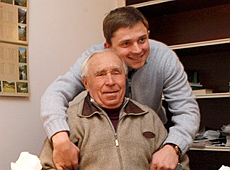 Дідусь Довгого відкриває музей і радить онуку бігати за дівчатами