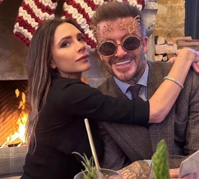 Пляж, салют та обіймашки з Гомес: як родина Бекхемів Новий рік святкувала. ФОТО