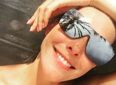 Горбунов із Осадчою знімаються на тлі моря та іспанських дверей