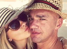 Поки депутат без Роллс-Ройса був в АТО, його дружина засмагала у Франції