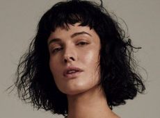 Астаф’єва знялася у пальті не голе тіло й поміркувала про красу. ФОТО