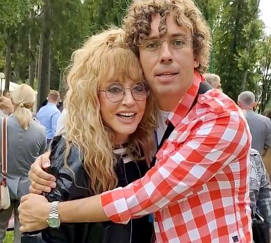 71-річна Пугачова в короткій спідниці й кедах уперше відвела дітей до школи