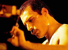 Фредді Меркюрі співав у Харкові, а Добкін танцював з презервативами