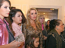 Сумська порізала шубу заради ляльки, а з політиків зробили клоунів