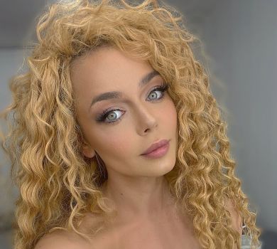 Пачка грошей та ніж: Гросу показала, що у неї в сумочці