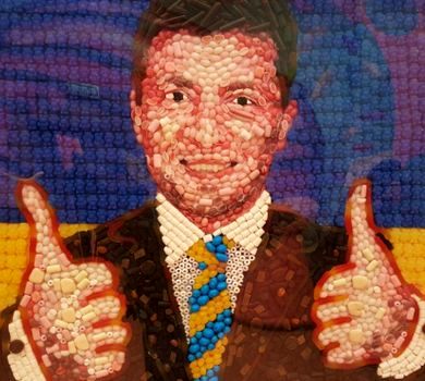 Солодкі дебати: у Росії створили портрет Зеленського з цукерок Порошенка